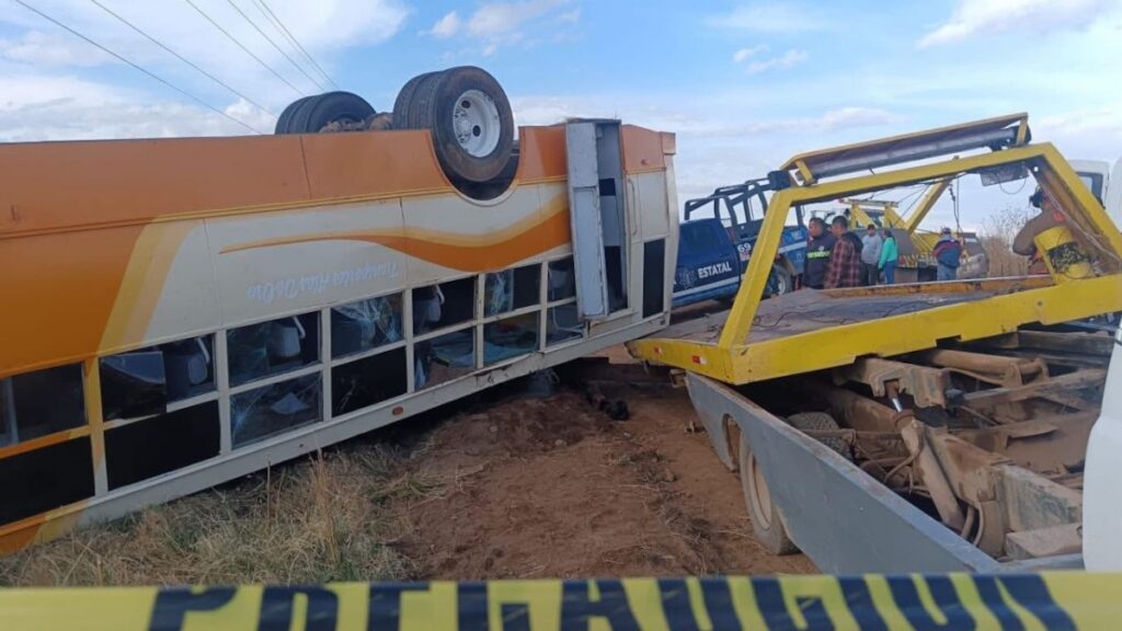 Volcadura de camión escolar deja una estudiante muerta y 11 heridos en Vetagrande, Zacatecas