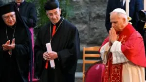 Papa León XIV llega a Líbano con llamado a la reconciliación y a permanecer en el país