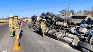 Persiste afectación en carretera Guadalajara-Colima tras derrame de ácido nítrico