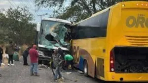 Autobuses chocan de frente en Ixcateopan, Guerrero; hay 3 muertos