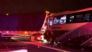 Choque frontal en Zacatecas: muere chofer de autobús y hay 10 heridos