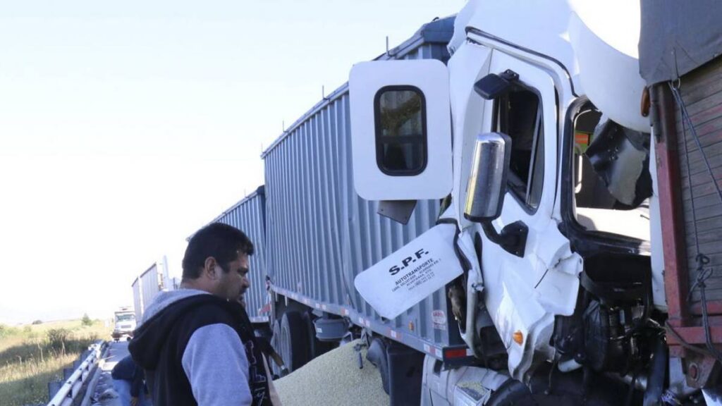 Tractocamión vuelca en Arco Norte, choca contra auto particular
