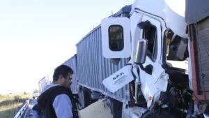 Cierre total en el Arco Norte: vuelca tractocamión y aplasta a auto