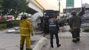 Imágenes de la pipa de amoniaco que cayó desde distribuidor vial en Coatzacoalcos