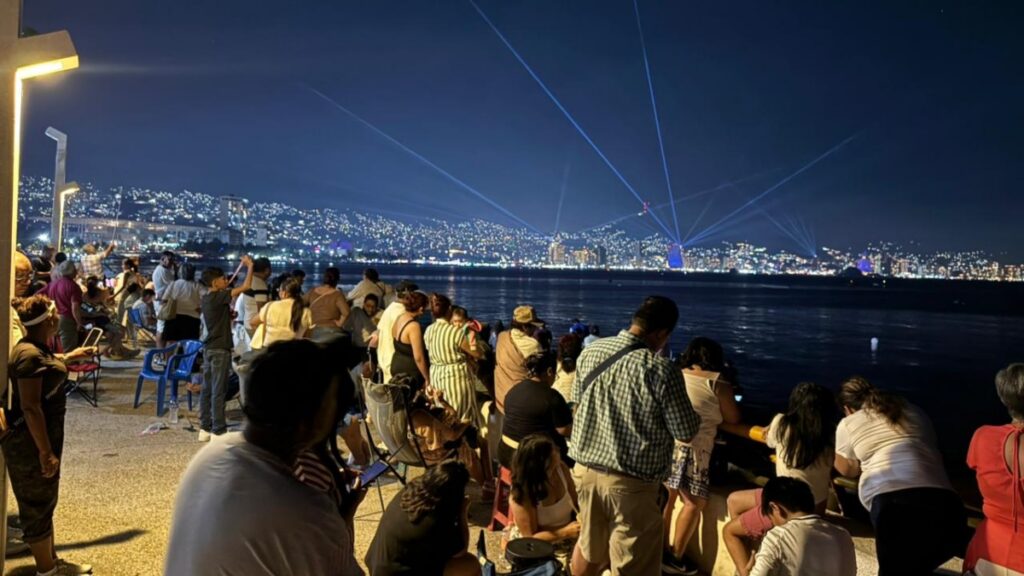 Acapulco se levanta tras Otis: festeja la llegada del Año Nuevo con drones, pirotecnia y rayos láser