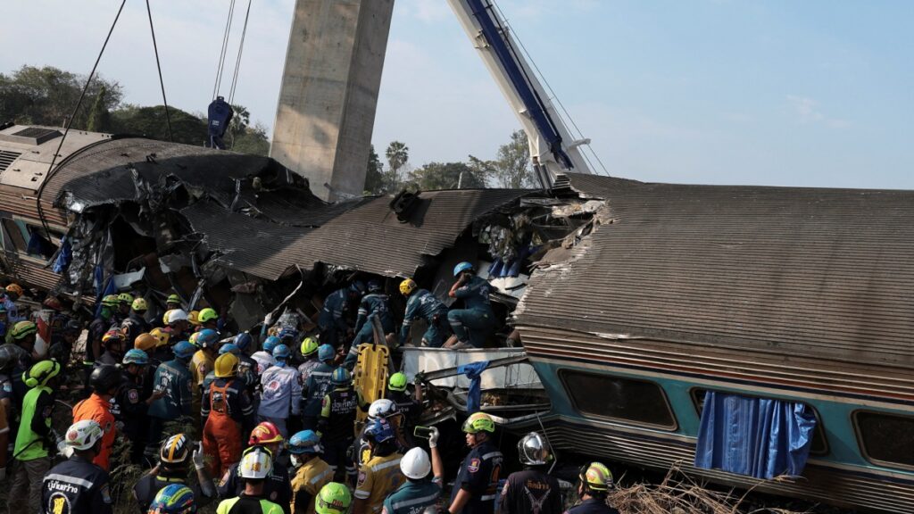 Accidente de tren tras colapso de grúa deja al menos 22 muertos y más de 30 heridos en Tailandia