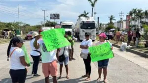 Bloquean vialidad al Aeropuerto Internacional de Acapulco; piden liberación de dos detenidos
