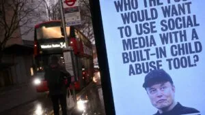 La madre del hijo de Elon Musk demanda a xAI por imágenes de Grok: "Tomaron fotos mías de niña y me desnudaron"