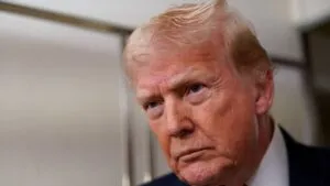 Trump mantiene sobre la mesa ataques aéreos contra Irán, afirma la Casa Blanca