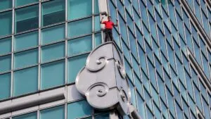 Alex Honnold escala el rascacielos Taipei 101 sin cuerdas ni equipo protector durante transmisión en vivo