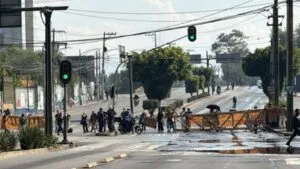 Alumnos de Arquitectura de la UNAM bloquean Insurgentes y exigen cumplir su pliego petitorio