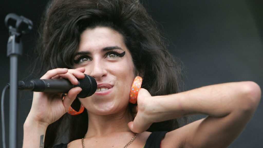 Amigas de Amy Winehouse habrían aprovechado descuido de su padre para subastar artículos de la cantante