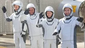 Astronautas inician regreso anticipado de la EEI por problema de salud