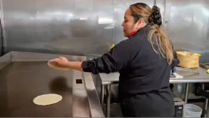 Reconocen esfuerzo de migrante poblana con restaurante en New Jersey