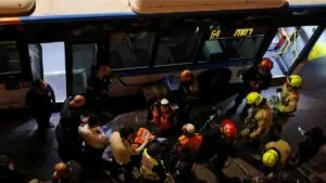 Imágenes fuertes: autobús atropella a manifestantes ultraortodoxos en Jerusalén