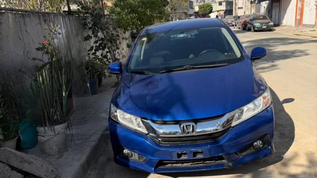 Presunta culpable abandonó su coche. 