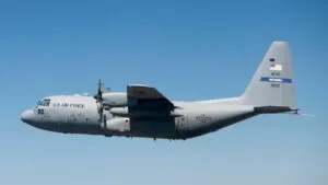 Avión militar estadounidense aterrizó en Toluca como parte de las actividades de capacitación