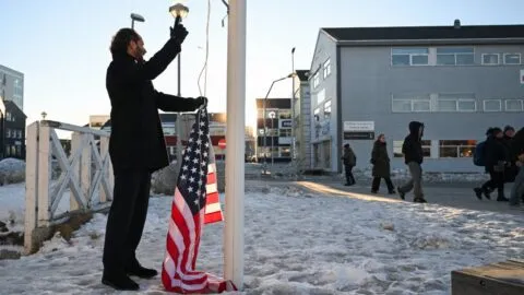Frenan intento de izar bandera de EE.UU. en Groenlandia en medio de negociaciones clave