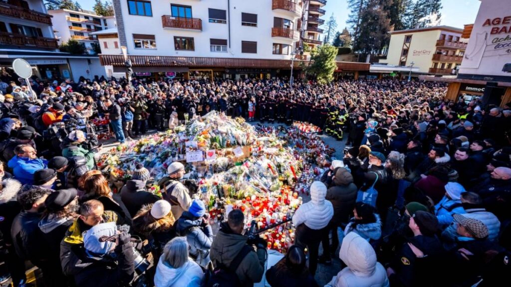 Flores dejadas a las víctimas del incendio en bar de Suiza.
