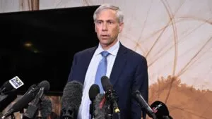 ¿Quién es Barry Pollack, el abogado que pasó de Assange al caso Maduro?