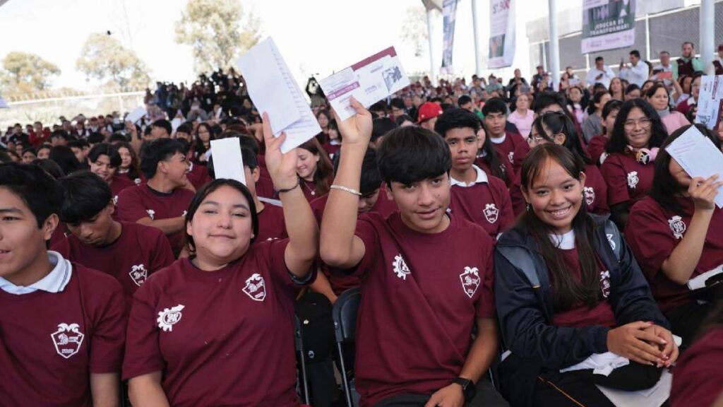 La Beca Benito Juárez 2026 dará 1,900 pesos bimestrales; el primer pago sería en febrero, tras la entrega de tarjetas.