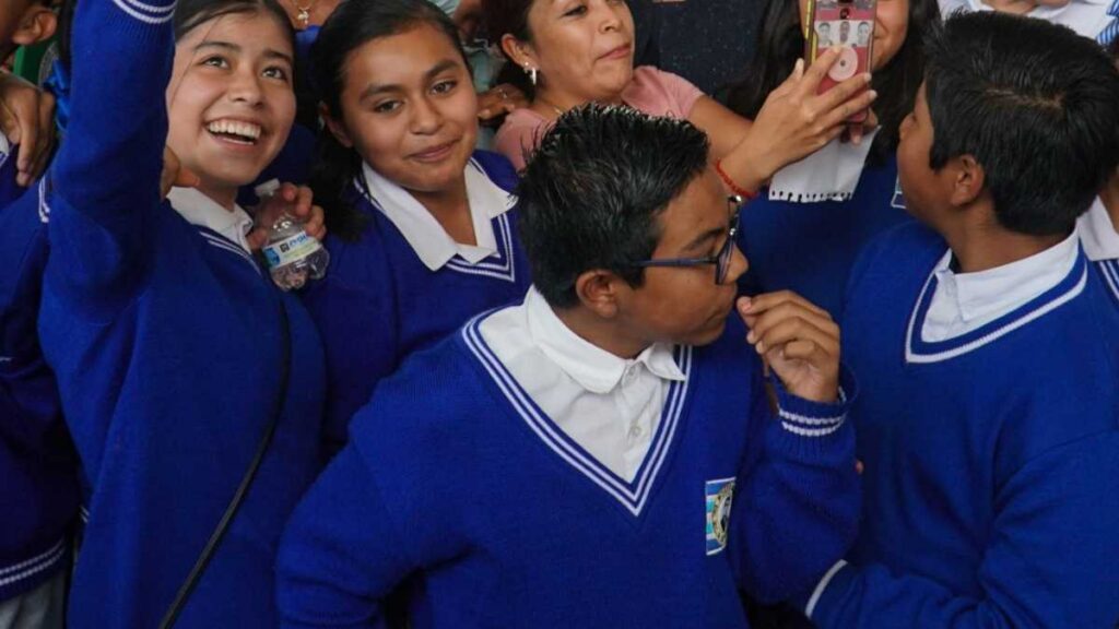 Beca Benito Juárez cambia a Rita Cetina