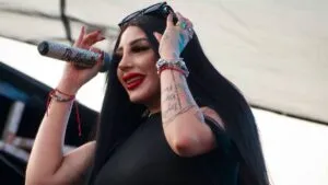 Bellakath acusa trato discriminatorio a una azafata durante un viaje a París