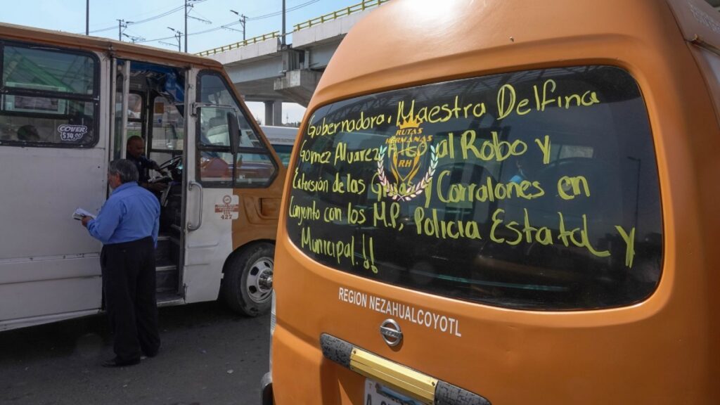 Bloqueo de transportistas desquicia la zona oriente del Edomex