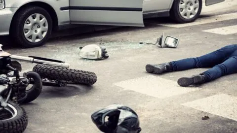 Brutal video: auto se pasa el alto, embiste a motociclista y huye caminando en CDMX