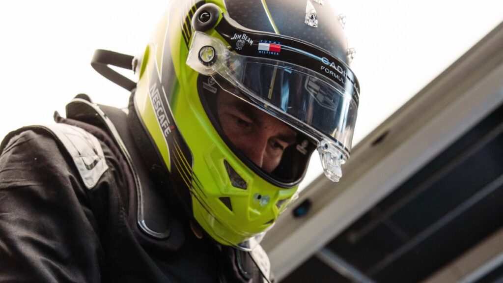 Checo Pérez maneja por primera vez el monoplaza de Cadillac F1 en Silverstone