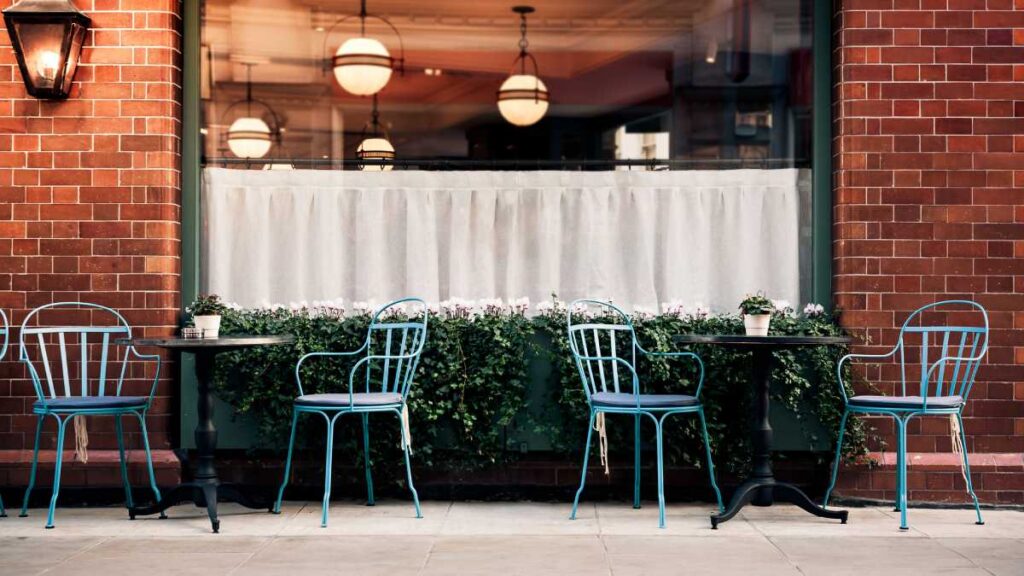 Le cae un vidrio a hombre en cafetería