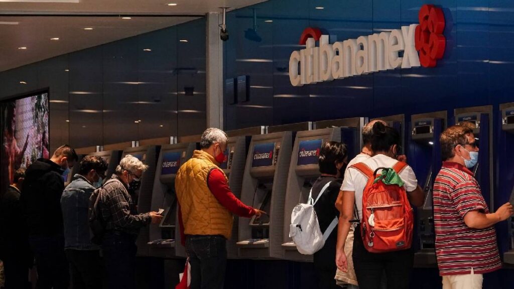 Condusef alerta por desplazadores en cajeros; así operan para robar tarjetas y dinero y estas son las recomendaciones.