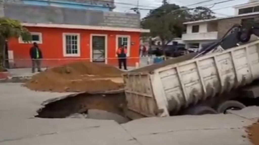 camion-cae-a-enorme-socavon-en-ciudad-madero-tamaulipas