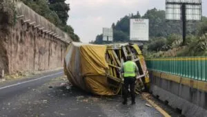 Caos en la México-Toluca: Camión se desbarranca y cae en autopista; ya hay videos