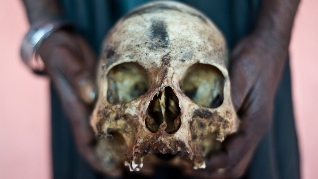 Canibalismo: la “risa mortal", la extraña enfermedad relacionada con comer carne humana