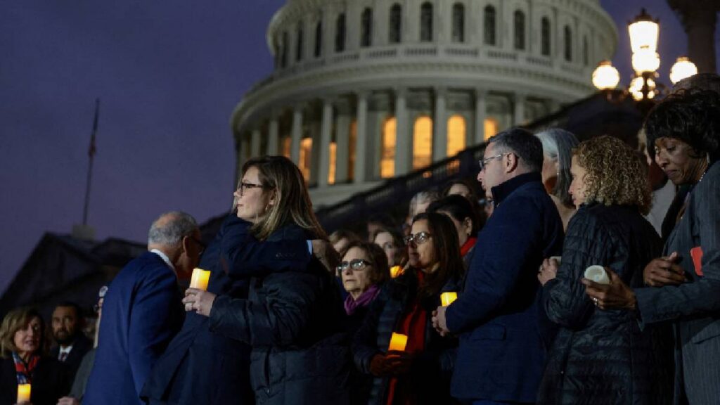 A cinco años del asalto al Capitolio, EU sigue dividido entre actos demócratas y marchas de seguidores de Trump.