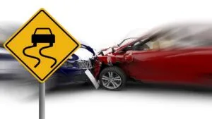 Carambola en la México-Puebla; hay 4 vehículos involucrados