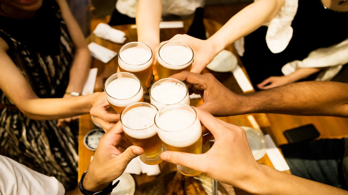 Por qué subir el impuesto al alcohol puede prevenir daños en jóvenes, según especialistas?