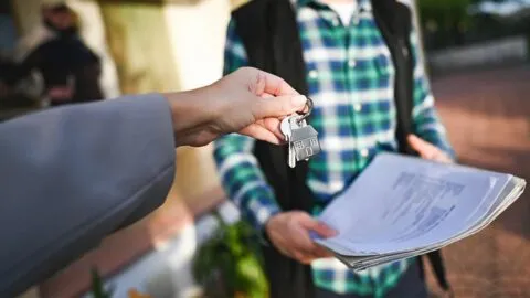 Casas a mitad de precio… ¿y a mitad de la verdad?