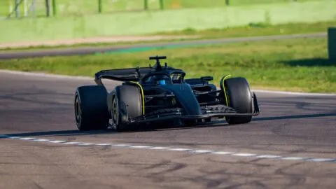 Checo Pérez queda a 4 segundos de Mercedes en ensayos de Barcelona