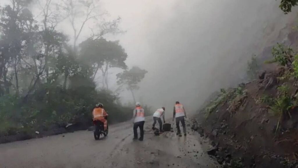 Se registró deslizamiento de tierra sobre carretera en Tila.
