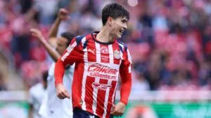 La Hormiga lidera a las Chivas que mantienen su hegemonía ante Querétaro