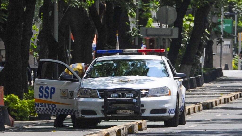 choca-patrulla-con-camioneta-en-calzada-de-los-misterios-hay-2-lesionados-uno-es-un-oficial
