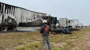 Choque de tráileres provoca incendio y cierre de carretera en Sabinas Hidalgo