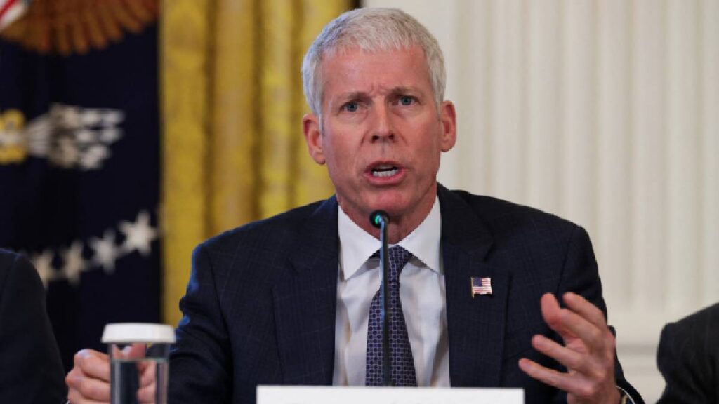 EE. UU. permite a México enviar petróleo a Cuba, pese a que Trump advirtió que cortaría todo suministro, según CBS News.