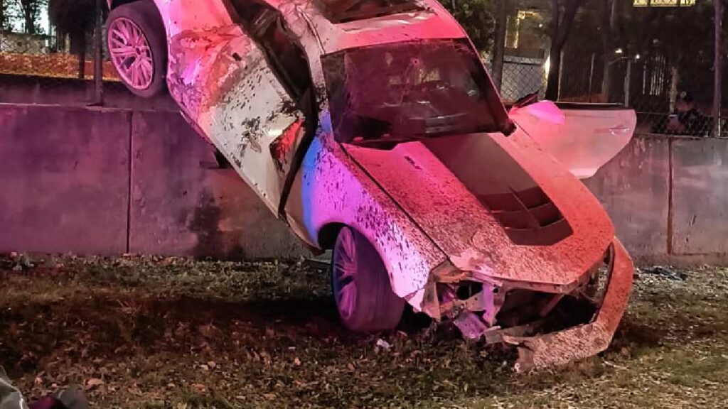 Copiloto muere tras choque contra muro del Tren Ligero en CDMX