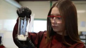 Estudiantes mexicanos crean plástico que podría ayudar a frenar inundaciones urbanas