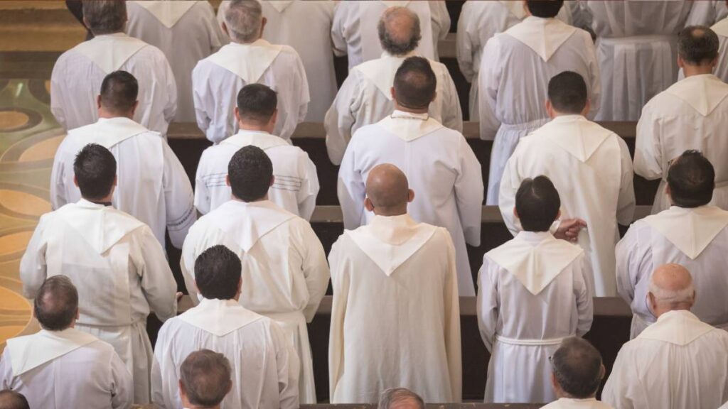 Informe revela violencia contra sacerdotes.