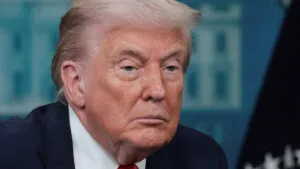 Trump promete "borrar" a Irán de la tierra si buscan matarlo