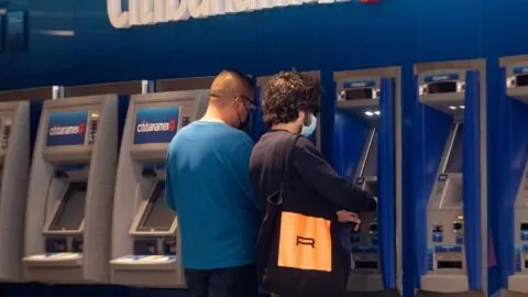 Lo que debes saber sobre los depósitos en efectivo que los bancos reportan al SAT